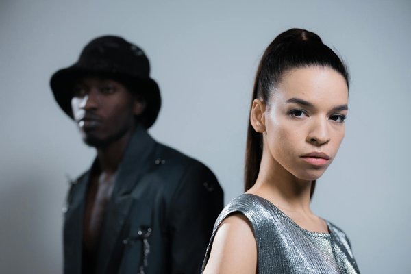 Découvrez la robe chic au décolleté étudié qui sublime votre silhouette